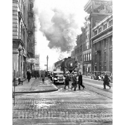 Syracuse, New York, Pulling into Downtown Syracuse, 1933