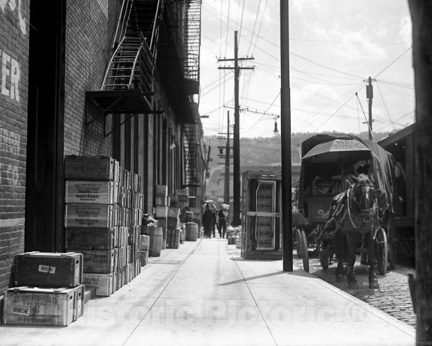 Pittsburgh, Pennsylvania, A Grant Street Sidewalk, c1917
